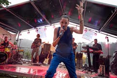 Die Berner Rapperin genoss die Regendusche sogar.