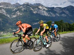 Antwan Tolhoek (im gelben Dress von Jumbo-Visma) im Aufstieg nach Flumserberg, begleitet von Patrick Bevin und Lluis Mas (Bild: KEYSTONE/GIAN EHRENZELLER)
