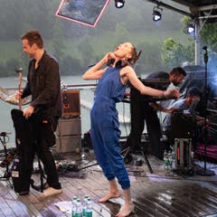 Die Band von Steff la Cheffe versuchte, das Nötigste ins Trockene zu bringen. (Bild: Harald Bader, Ebikon, 19. Juni 2019)