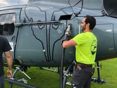 Für gute Bilder: Ein Kamerahelikopter wird betankt. (Bild: Timon Kobelt)