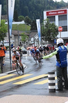 In Wattwil biegen die Radfahrer auf die Bahnhofstrasse ein. Ein nicht ganz ungefährliches Unterfangen, weder für Rad-... (Bild: Urs M. Hemm)