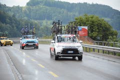 Für alle Fälle gerüstet: Die Teamautos mit Ersatzrädern. (Bild: Beat Lanzendorfer)