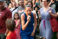 Erst badete sie in der Menge. (Bild: Harald Bader, Ebikon, 19. Juni 2019)