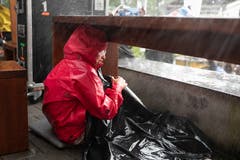 Das Publikum rettete sich unter Unterstände. (Bild: Harald Bader, Ebikon, 19. Juni 2019)
