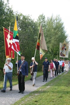 Von Büren her zieht die Flurprozession zum Landsgemeindeplatz nach Wil. (Bild: Sepp Odermatt, Oberdorf, 20. Juni 2019)