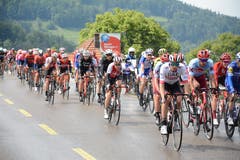 Nach der Spitzengruppe folgt das Feld. In der Bildmitte: Der Hemberger Patrick Schelling mit dem Kreuz auf der Brust. (Bild: Beat Lanzendorfer)