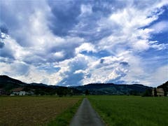 Gewitterwolken ziehen am Himmel über Malters/LU auf. (VBild: Urs Gutfleisch, Malters, 18. Juni 2019)