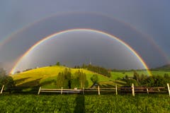 Doppelter Regenbogen über dem Zugerberg. (Bild: Daniel Hegglin, 20. Juni 2019)