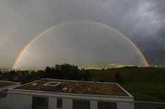 Regenbogen über Meierskappel von der Rigi bis zum Zugersee. (Bild: Alex Pfiffner, 20. Juni 2019)