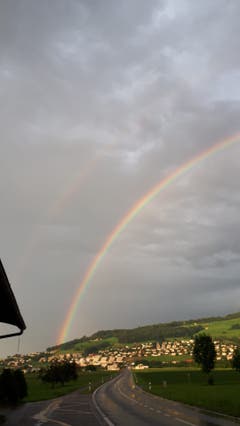 Doppel-Regenbogen über Buchrain. (Bild: Sandra Büsser, 20. Juni 2019)