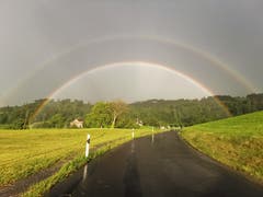Doppelregenbogen über dem Zugerberg. (Bild: Dominik Stadler, 20. Juni 2019)