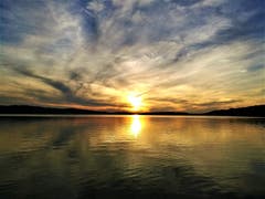 Und wieder einmal präsentiert sich der Sonnenuntergang am Sempachersee von seiner traumhaften Seite. (Bild: Urs Gutfleisch, Sempach, 23. Juni 2019)