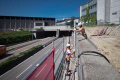 Die Bauarbeiter arbeiten direkt neben der Stadtautobahn auf engstem Raum. (Bild: Benjamin Manser - 24. Juni 2019)