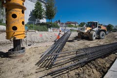 Die rohrförmigen Eisengitter werden in den Löchern einbetoniert. (Bild: Benjamin Manser - 24. Juni 2019)