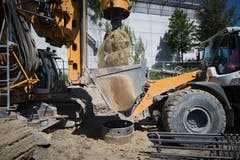 Eine Baggerschaufel nimmt die Erde aus den Bohrlöchern auf. (Bild: Benjamin Manser - 24. Juni 2019)