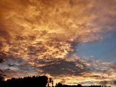 Nach dem Gewitter öffnet sich der Himmel und die letzten Sonnenstrahlen verwandeln den Himmel in ein Gemälde. (Bild: Dagmar Wemmer)