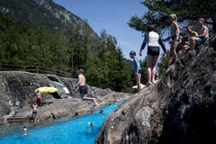 Abkühlung bietet der Fluss Marecottes im Wallis. (Bild: Jean-Christophe Bott / Keystone, 25. Juni 2019)