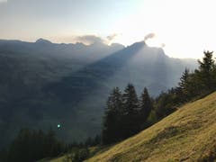 Wanderung morgens ab Eggenbergli Richtung Wängihorn mit Blick Richtung Schächenthal. (Bild: Rico Zwyer, 20. April 2018)