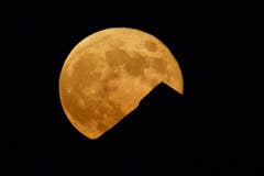 Der Vollmond hinter dem Uristock. (Bild: Richi Brandenberger, 18. Juni 2019)