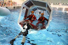Los geht's die Kabine mit den Passagieren wird ins Wasser gelassen, unter Beobachtung von den beiden Instruktoren Patrick Wenger (vorne mit Taucherausrüstung) und Oliver Kreuzer (hinten mit Taucherbrille).
