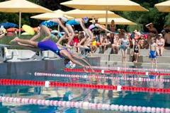 Sie machten das einzig richtige bei den derzeit heissen Temperaturen: Die Schülerinnen und Schüler des Kantons Zug sprangen im Freibad Lättich ins Wasser. (Bilder: Maria Schmid, Baar, 26. Juni 2019)