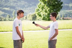 Die Jugendlichen veröffentlichen eigene Beiträge unter Einbezug von Regeln und dem Wertesystem des Radios. Hier interviewt Oliver Ambauen (rechts) Jan Boschung zum Thema Geschichte.