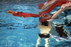 So sollte es aussehen: Passagier Daniel Suter schwimmt durch das Fenster aus der Kabine, während Instruktor Oliver Kreuzer alles unter Kontrolle hat.