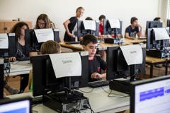 In diesem Klassenzimmer geht es zu und her wie auf einer richtigen Redaktion. Innerhalb von zehn Gruppen (von Tradition bis zum Wetterbericht) arbeiten die Jugendlichen an ihren Beiträgen.