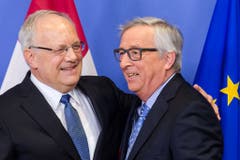 15. Januar 2016, Brüssel: EU-Präsident Jean-Claude Juncker (rechts) begrüsst Bundespräsident Johann Schneider-Ammann bei seiner Ankunft in Brüssel. (Bild: AP Photo/Geert Vanden Wijngaert)