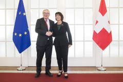 23. November 2017, Bern: Handschlag zwischen Bundespräsidentin Doris Leuthard und EU-Kommissionspräsident Jean-Claude Juncker. (Bild: Keystone/Peter Klaunzer)