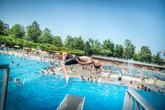 Ohne Höhenangst: Auf dem Sprungturm beweisen die Kinder ihre Salto-Künste. (Bilder: Andrea Stalder)