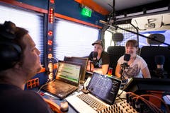 Carolin Amstutz (rechts) und neben ihr Fabian Britschgi moderieren eine Sendung im Radiobus.