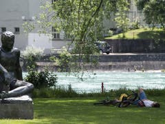 Mensch und Statue im Schatten am Berner Aarehang. (Bild: KEYSTONE/PETER SCHNEIDER)