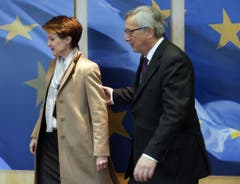 2. Februar 2015, Brüssel: EU-Kommissionspräsident Jean-Claude Juncker heisst Bundespräsidentin Simonetta Sommaruga im Hauptquartier in Brüssel willkommen. (Bild: Epa/Olivier Hoslet)