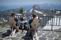 Statt Wasser trinken einige Touristen lieber ein kühles Appenzeller Bier.