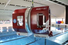 So sieht die Heli-Kabine über dem Pool im Campus Sursee aus. Die Aufschrift HUET steht für Helicopter Underwater Escape Training – wie komme ich am schnellsten aus einem Helikopter, der unter Wasser ist. (Bilder: Janick Wetterwald, 26. Juni 2019)