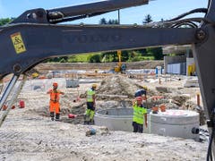 Auf exponierten Baustellen im Kanton Waadt dürfen die Arbeiter zwischen 13 und 17 Uhr eine Hitzepause machen. (Bild: KEYSTONE/MARTIAL TREZZINI)