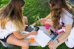 In Workshops erarbeiten die Schülerinnen und Schüler von Giswil eigene Radiosendungen. Noemi Eberli (links) und Sofia Pereira bereiten hier ihre Sendung zum Thema Sprachen vor.