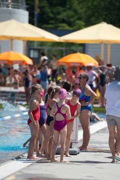 Doch auch vor und nach den Schwimmwettkämpfen gab es einiges zu bereden. (Bilder: Maria Schmid, Baar, 26. Juni 2019)
