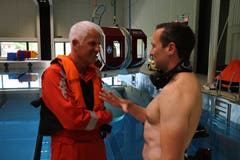 Bevor es ins Wasser geht, gibt Instruktor und Rettungsschwimmer Oliver Kreuzer (rechts) dem Passagier und Campus Direktor Daniel Suter noch Anweisungen.