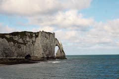 Der Kreidefelsen von Étretat wurde vom Impressionisten Claude Monet in vielen Ausführungen gemalt. (Bilder: Rita Kohn)