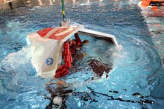 Der Waschmaschinen-Effekt setzt ein, die Kabine dreht sich. Nun heisst es Gurt lösen und durch das Fenster aus der Kabine an die Oberfläche schwimmen.