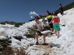 Voller Einsatz für freie Moutainbike-Routen am Weltschaufeltag auf der Corviglia. (Bild: Engadin St. Moritz Moutains)