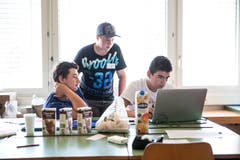 Die Schülerinnen und Schüler arbeiten an Live-Interviews, Berichten, Reportagen, Spielen und singen Songs vor.