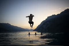 Ein Jugendlicher springt in Walenstadt in den Walensee. (Bild: Gian Ehrenzeller / Keystone, 25. Juni 2019)
