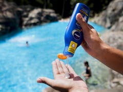 Sonnencrème ist während den Hitzetagen ein unverzichtbares Accessoire, um der starken Sonneneinstrahlung zu trotzen. (Bild: KEYSTONE/JEAN-CHRISTOPHE BOTT)
