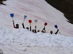 Der letzte Schnee auf der Corviglia muss weg. Dort fand zum dritten Mal der Weltschaufeltag statt. (Bild: Keystone/Thomas Giger)