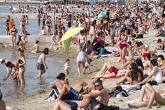 Überfüllter Strand am Genfersee. (Bild: Laurent Darbellay / Keystone)