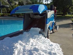 Zusätzliche Erfrischung aus der benachbarten Eishalle gab es am Mittwoch im Churer Freibad. (Bild: www.sportanlagenchur.ch/sommer)