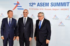 18. Oktober 2018, Brüssel: Bundespräsident Alain Berset wird von EU-Präsident Jean-Claude Juncker (rechts) und von Donald Tusk (links), Präsident des Europäischen Rats, am Asien-Europa-Meeting (Asem) willkommen geheissen. (Bild: Epa/Ben Stansall)